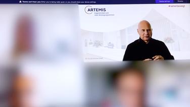 Screenshot einer Videokonferenz der Augenarztkette Artemis. Alle Teilnehmer bis auf Kaweh Schayan-Araghi sind geblurrt. © NDR 
