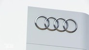 Das Logo der Firma Audi auf einer Säule  