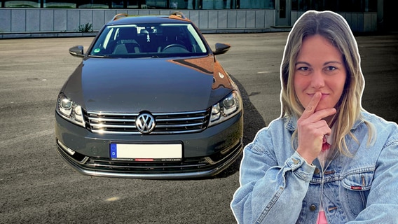 NDR Reporterin Susan Penack in der rechten Bildseite, sie guckt nachdenklich, ein VW Passat in der anderen linken Seite des Bildes.  