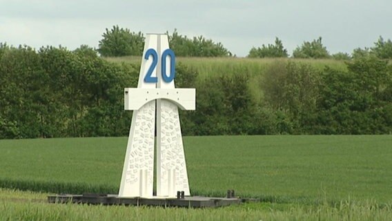 Eine Skulptur symbolisiert die A20.  