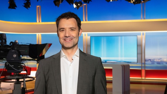 Der Moderator Johannes Avenarius lächelt in die Kamera. © NDR 