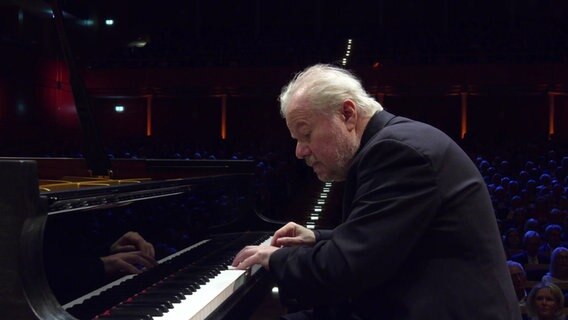 Pianist Emanuel Ax spielt mit dem NDR Elbphilharmonie Orchester das Eröffnungskonzert des Schleswig-Holstein Musik Festivals 2024 . © Screenshot 