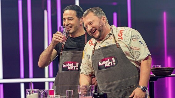 Bülent Ceylan absolviert ein veganes Survival Training und testet in der Frankfurter Freßgass ob sich Vegetarier und Fleisch-Esser optisch unterscheiden lassen. Tatkräftige Unterstützung bekommt er von Food-Experte Sebastian Lege. Bülent Ceylan absolviert ein veganes Survival Training und testet in der Frankfurter Freßgass ob sich Vegetarier und Fleisch-Esser optisch unterscheiden lassen. Tatkräftige Unterstützung bekommt er von Food-Experte Sebastian Lege. © SWR/Christian Koch