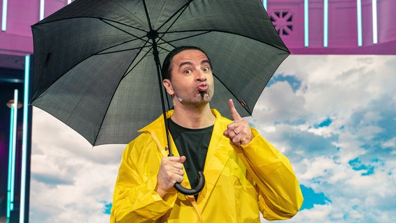 Bülent Ceylan versucht in einer Kältekammer bei minus 110 Grad zu überleben und entert als Anneliese das ARD Morgenmagazin. Dort erklärt ihm Wetterspezialist Donald Bäcker die wichtigsten Kniffe der Meteorologen und Anneliese präsentiert als sexy Wetterfee den aktuellen Wetterbericht. © SWR/Christian Koch 
