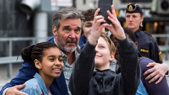 Selfie mit Fans: Chefinspektor Evert Bäckström (Kjell Bergqvist) genießt seine Bekanntheit. © ARD Degeto/Yellow Bird 