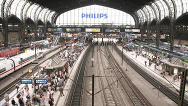 Ein voller Bahnsteig im Hamburger Hauptbahnhof. © Screenshot 