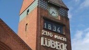 Uhr am Bahnhofsgebäude Lübeck-Travemünde  