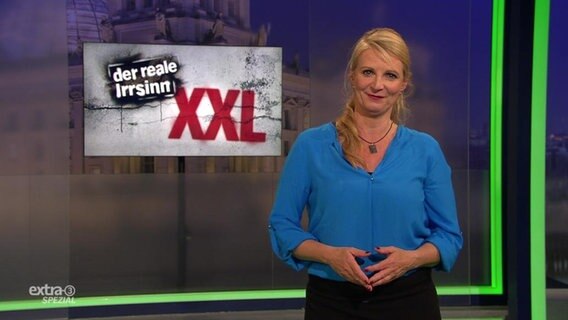 Barbara Ruscher moderiert im Extra 3 Studio.  