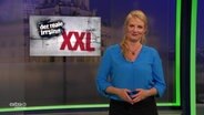 Barbara Ruscher moderiert im Extra 3 Studio.  