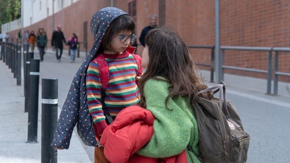 Mariana (Aina Clotet) redet ihrer Tochter Lia (Violeta Sanvisens) ins Gewissen. © Gemma Sala 