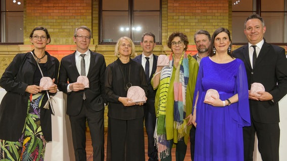 Das NDR Hörfilmteam steht bei der Verleihung des Deutschen Hörfilmpreises 2024 auf der Bühne. © DBSV/Oliver Ziebe Foto: DBSV/Oliver Ziebe