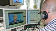 Ein Untertitel-Redakteur arbeitet mit der Spracherkennungssoftware. © NDR Foto: NDR Fotograf Martin Ovelgönne