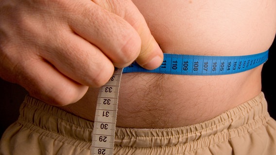 Fettleibigkeit- vor allem in der Bauchregion ein Gesundheitsrisiko. © Alfred Schauhuber/Helga Lade Foto: Alfred Schauhuber