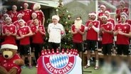 Das Team vom FC Bayern feiert Weihnachten.  