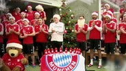 Spieler und Betreuer des FC Bayern auf einer Weihnachtsfeier  