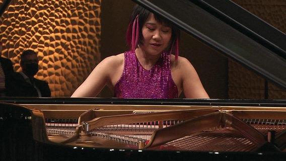 Pianistin Yuja Wang beim Benefizkonzert des Bundespräsidenten mit dem NDR Elbphilahrmonie Orchester © Screenshot 