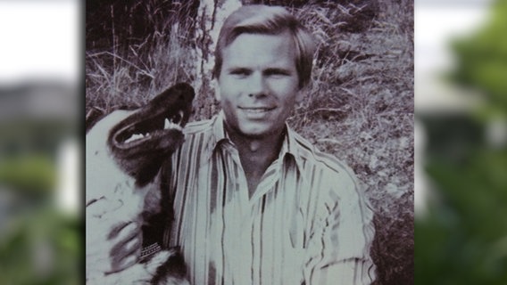 Ein altes Foto von Kurt-Werner Wichmann und einem Hund. © NDR 