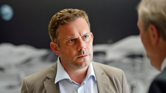 Hat Martin (Sebastian Bezzel) eine Chance, sich gegen PureAqua durchzusetzen? © SWR/Diwafilm/Jürgen Olczyk 
