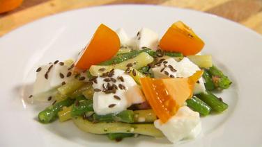Bohnen-Salat mit Mozzarella und Tomaten auf einem Teller angerichtet. © NDR 