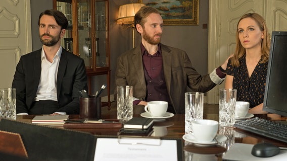 Wer übernimmt die Traditionsmarke Sutter & Valois? Anna (Eugenie Anselin) mit ihren Brüdern Firmenchef René (Konstantin Marsch) und Michel (Wolf Danny Homann, Mitte). © ARD Degeto/Roland Suso Richter Foto: Florian Froschmayer