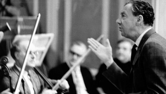 Der britische Komponist Benjamin Britten (r) probt am 5. Januar 1968 in Ost-Berlin mit dem Kammerorchester der Deutschen Staatsoper für die am Abend stattfindende Aufführung seines Werks "War Requiem". © picture-alliance / dpa 
