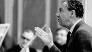 Der britische Komponist Benjamin Britten (r) probt am 5. Januar 1968 in Ost-Berlin mit dem Kammerorchester der Deutschen Staatsoper für die am Abend stattfindende Aufführung seines Werks "War Requiem". © picture-alliance / dpa 
