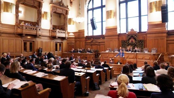 Blick in die Hamburgische Bürgerschaft während einer Debatte über die Energiekrise. © NDR Foto: Screenshot