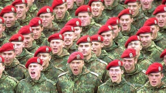 Bundeswehrsoldaten bei der Vereidigung.  