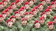 Bundeswehrsoldaten bei der Vereidigung.  