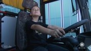Junge fährt einen Bus  