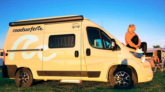 Reporterin Maike Tschorn ist mit ihrem Campervan unterwegs an die Nordsee und nach Sylt. © HR/Tanja Höschele 