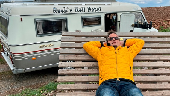 Friso Richter will wissen, wieviel Luxus braucht man beim Camping wirklich. © HR/Lukas Lowack 