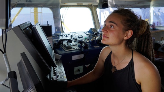 Carola Rackete sitzt im Cockpit des Rettungsschiffs Sea-Watch 3. © picture alliance/dpa/Sea-Watch.org/Till M. Egen Foto: Till M. Egen