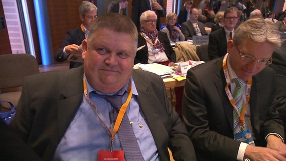 Zwei CDU-Abgeordnete auf einem Landesparteitag.  