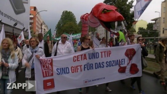 Demonstraten gegen CETA und TIPP mit Schildern.  