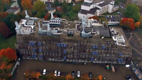 Forschungsgebäude der Charité in Berlin. Ansicht von schräg oben. © NDR 