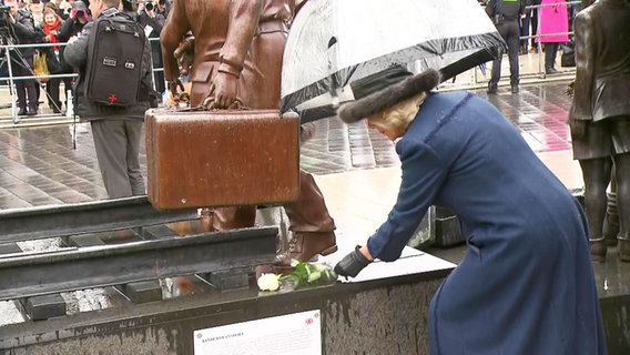 Königsgemahlin Camilla legt Blumen an einem Kinder-Denkmal am Hamburger Dammtor ab © Screenshot 