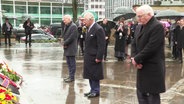 König Charles und Bundespräsident Frank-Walter Steinmeier stehen vor dem Mahnmal St. Nikolai und legen Kränze nieder. © Screenshot 