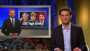Der Moderator Christian Ehring. Im Hintergrund ist ein Bildschirm mit der Aufschrift "100 Tage GroKo" zu sehen.  