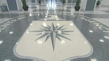 Schriftzug der CIA auf dem Fußboden eines Gebäudes (Screenshot).  