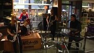 Die Band Clara Bow spielt ein Schaufensterkonzert bei Michelle Records in Hamburg.  