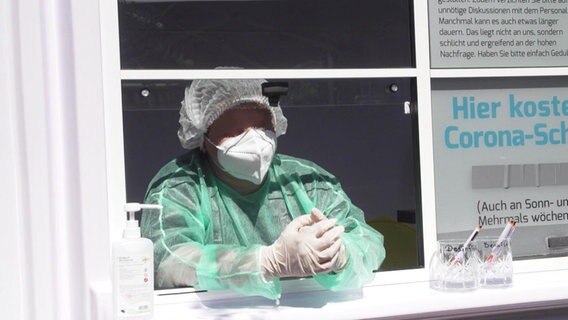 Ein Mitarbeiter eines Corona-Testzentrums in Buxtehude. © Screenshot 