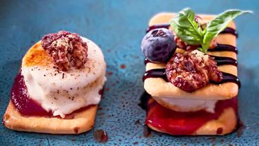 Biscuits with goat cheese, ketchup and caramelized walnuts.  ©screen view 