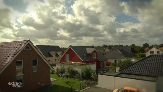 Der Blick auf die Hausdächer in einer Neubausiedlung.  