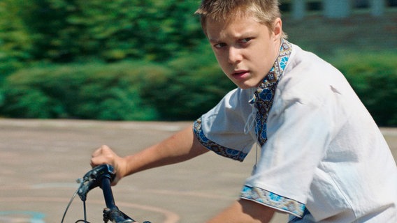 Ein skeptisch blickender Junge auf einem Fahrrad © MDR/Pronto Film 