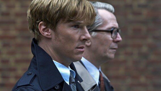 Der britische Geheimdienstler George Smiley (Gary Oldman, re.) lässt seinen ehemaligen Kollegen Peter Guillam (Benedict Cumberbatch) nach einer undichten Stelle suchen. © ARD Degeto/Studiocanal 