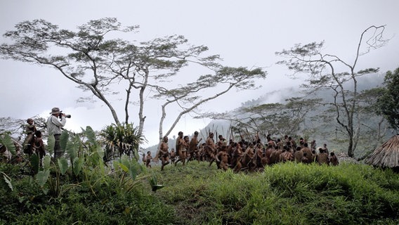 Sebastião Salgado bei den Yali in Papua. © NDR/SWR/NFP/Juliano Ribeiro Salgado Foto: Juliano Ribeiro Salgado