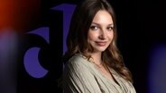 Alina Mour im Talk bei deep und deutlich. © NDR | Beba Lindhorst 
