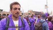 Der Demonstrant Nico Berg protestiert mit Blockaden gegen G20.  