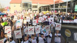 Eine Demonstration in Celle gegen die geplante Y-Trasse der Bahn. © Screenshot 